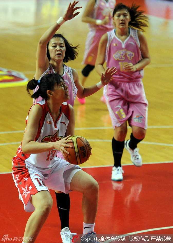 WCBA分段赛激战正酣:上海强势大胜,新疆加时力克沈部 北京女篮核心邵婷在山西队两人高举起双臂的严密双人包夹下,寻找队友准备传球。