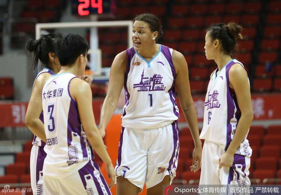 WCBA分段赛激战正酣:上海强势大胜,新疆加时力克沈部 沈部女篮队员赵爽如同灵动的闪电,加速突破新疆队的防线,冲向禁区。