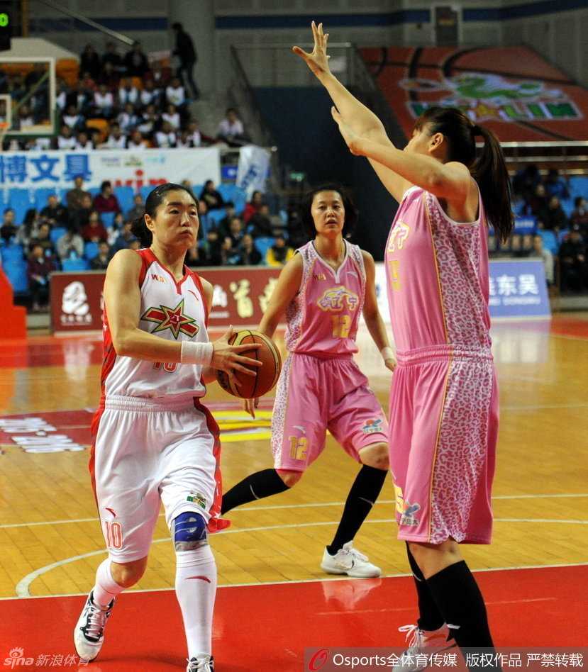 WCBA分段赛激战正酣:上海强势大胜,新疆加时力克沈部 上海队外援坎贝奇在广东队两人包夹缝隙中依然稳健出手,轻松将球送入篮筐。