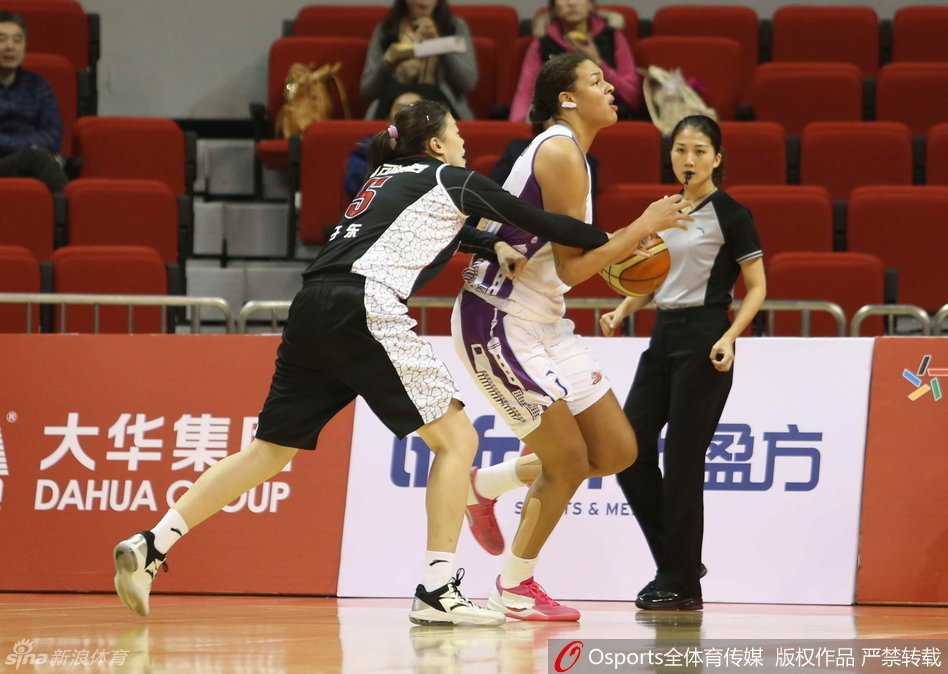 WCBA分段赛激战正酣:上海强势大胜,新疆加时力克沈部 上海队场上五名队员紧紧围在一起,主教练正通过手势进行教练安排战术,队友之间交流热烈。