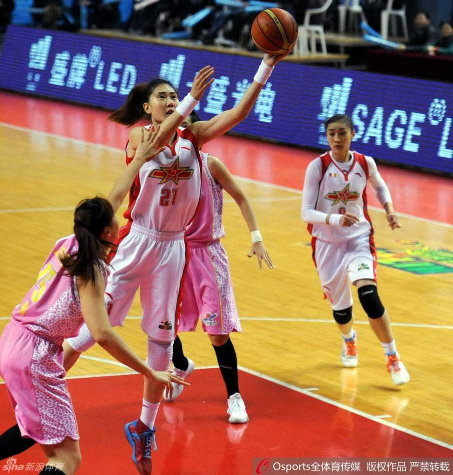 WCBA分段赛激战正酣:上海强势大胜,新疆加时力克沈部 八一女篮队员高高跃起,单手将球送入篮筐,完成了一次标准而流畅的三步上篮。