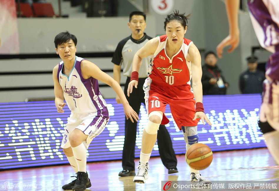 WCBA季后赛烽火连天:女篮豪强激战正酣,四强席位悬念迭起 后卫如利刃般持球突破防守,瞬间撕裂对方防线,直杀篮下