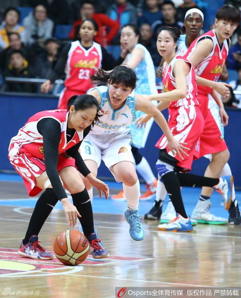 WCBA季后赛烽火连天:女篮豪强激战正酣,四强席位悬念迭起 持球队员巧妙突破传球,皮球穿越防守直达内线空当位置