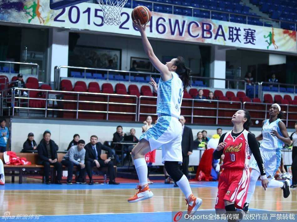 WCBA季后赛烽火连天:女篮豪强激战正酣,四强席位悬念迭起 双方在比赛中拼抢地板球,多名球员奋不顾身地倒地争抢