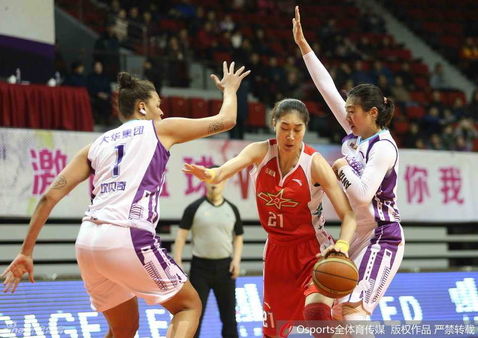 WCBA季后赛烽火连天:女篮豪强激战正酣,四强席位悬念迭起 进攻球员跃起上篮瞬间,与防守球员发生激烈身体对抗,拼抢凶狠