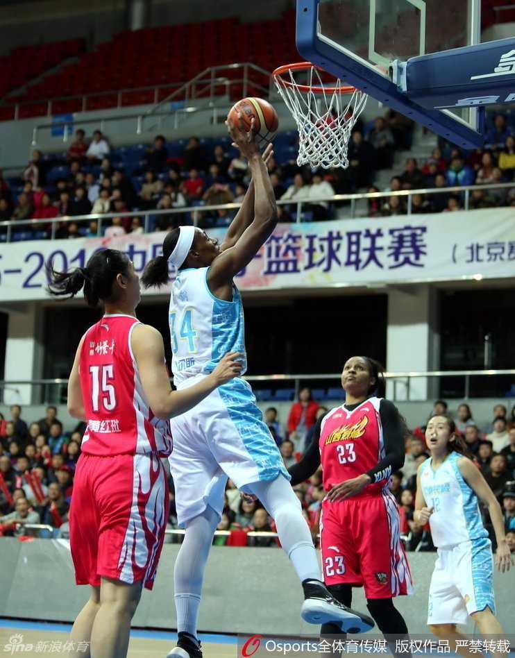 WCBA季后赛烽火连天:女篮豪强激战正酣,四强席位悬念迭起 内线球员在重重包夹之下选择篮下强打,以一敌众展现强悍力量