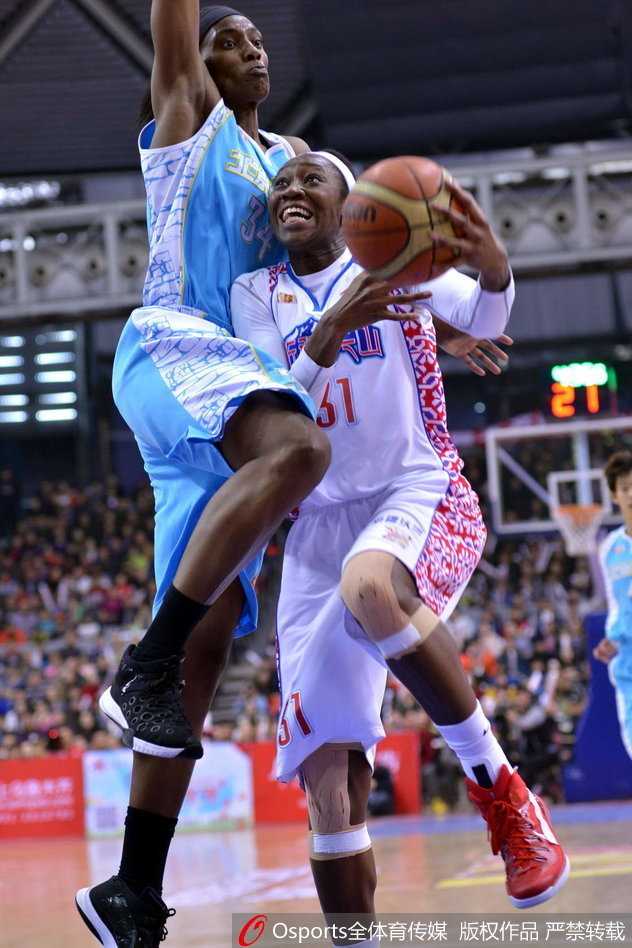 新疆主帅展淑萍场边运筹帷幄，双手比划战术手势，眼神坚毅地指挥球队发起最后的绝地反击。