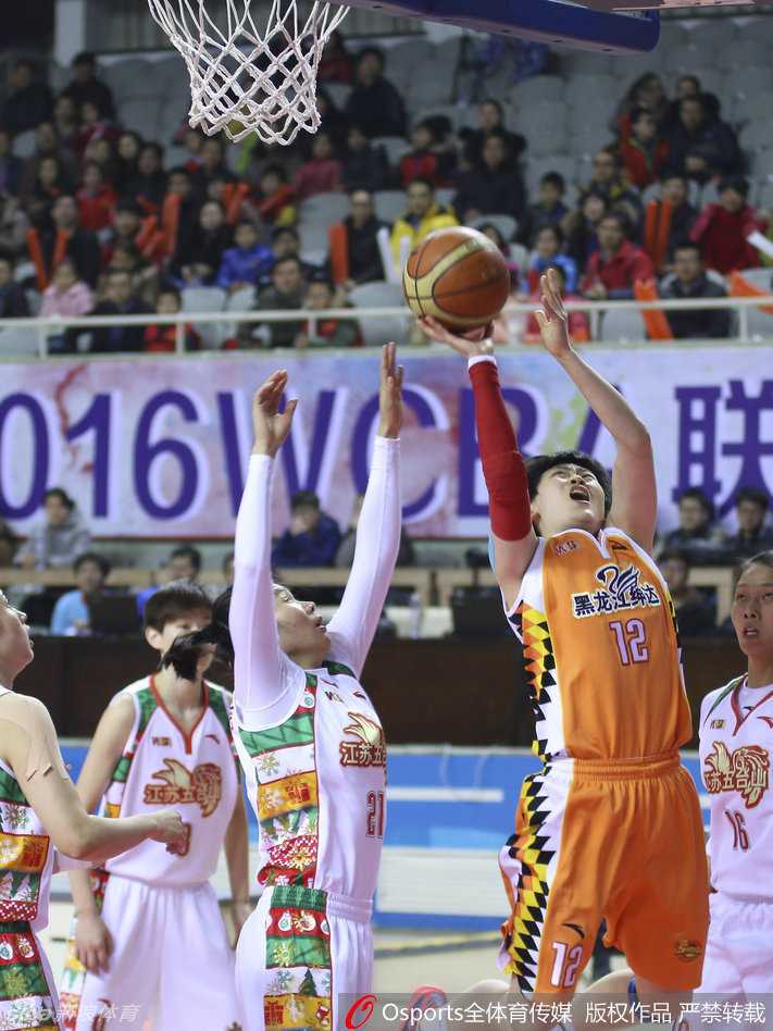 WCBA第34轮玫瑰绽放:上海力克北京,八一狂胜辽宁,群芳争艳 防守球员如影随形紧贴对手,两人的身形在灯光下拉长,仿佛一场无声的角力正在球场上演