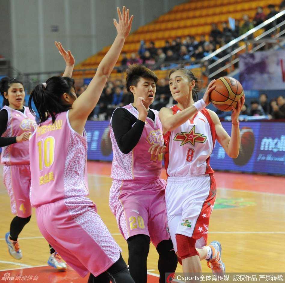 WCBA第34轮玫瑰绽放:上海力克北京,八一狂胜辽宁,群芳争艳 身穿红色战袍的球员在三分线外自信出手,篮球在空中划出优美弧线,全场目光汇聚于此一刻