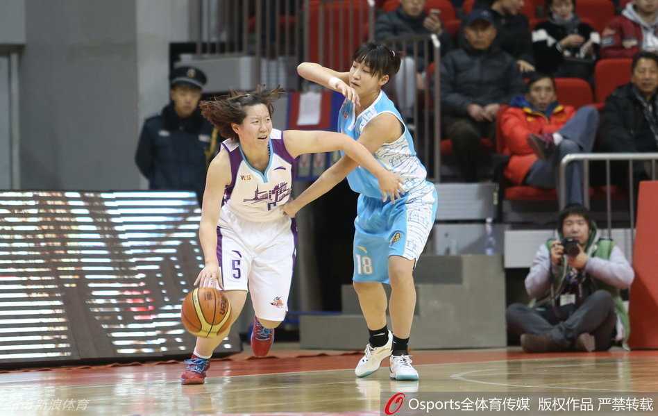 WCBA第34轮玫瑰绽放:上海力克北京,八一狂胜辽宁,群芳争艳 江苏与黑龙江的激战中,球员高高跃起如飞燕般将球送入篮筐,瞬间的爆发力定格了力与美的完美结合