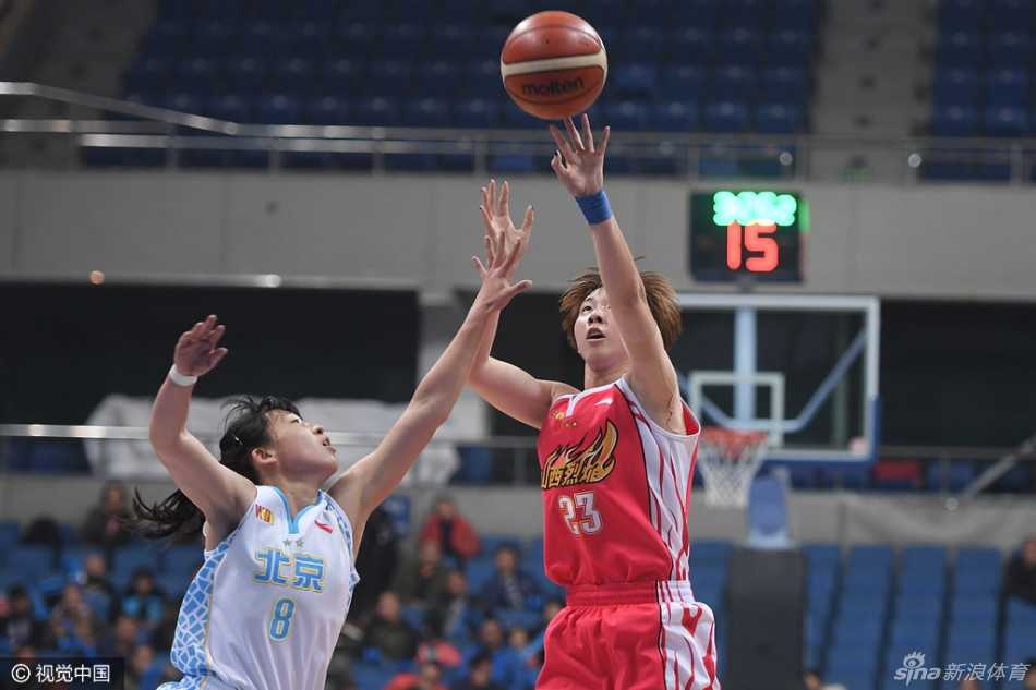 山西队球员奋力突破北京队的防线，她压低重心加速切入，眼神中透露出冲破阻碍的决心。