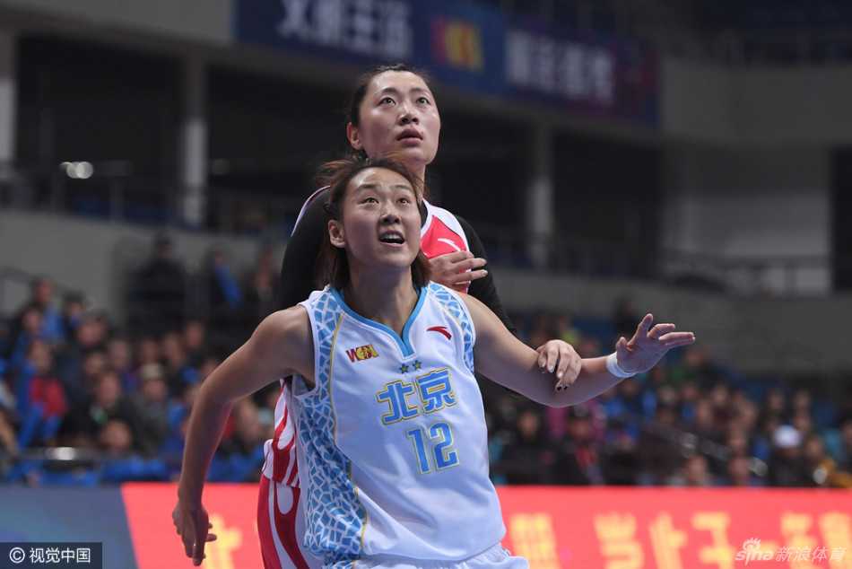 球员们在禁区激烈卡位，肌肉碰撞间手臂纠缠在一起，为了争抢篮板球互不相让。