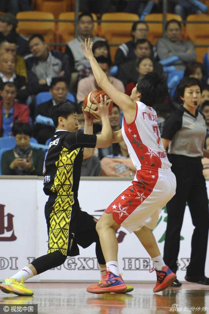 北京队后卫快速运球推进发动反击，她灵巧地躲避防守，眼神向前场寻找快下的队友。