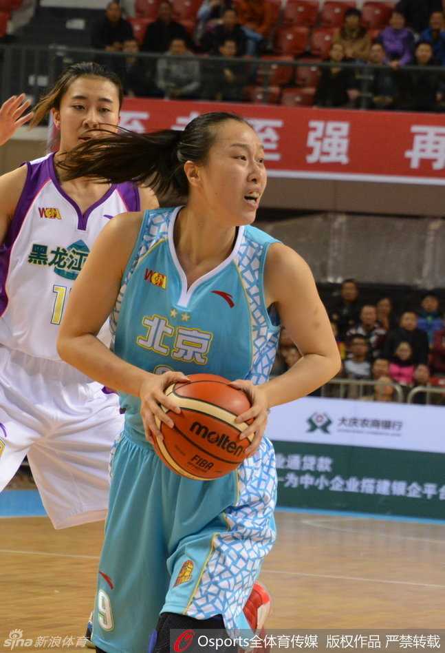 WCBA赛场上那些闪耀的玫瑰:从纪妍妍到孙梦然的巾帼传奇 邵婷持球观察场上局势,双手稳稳抱住篮球,眼神犀利地寻找着队友的跑位,准备送出一记撕裂防守的妙传。