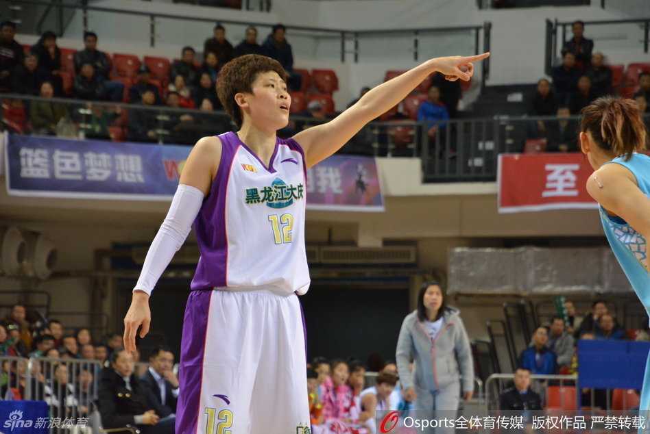 WCBA赛场上那些闪耀的玫瑰:从纪妍妍到孙梦然的巾帼传奇 克里斯特尔·兰霍里在低位接到队友传球,顺势转身勾手,修长的手臂将球稳稳送出,防守球员的干扰显得徒劳无功。