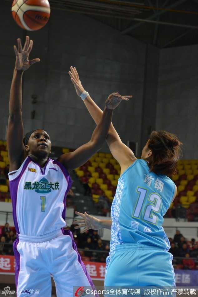 WCBA赛场上那些闪耀的玫瑰:从纪妍妍到孙梦然的巾帼传奇 笑容灿烂的纪妍妍在训练间隙望向镜头,眼神中透露出“女科比”的自信与从容,额头的汗珠见证着她的刻苦付出。