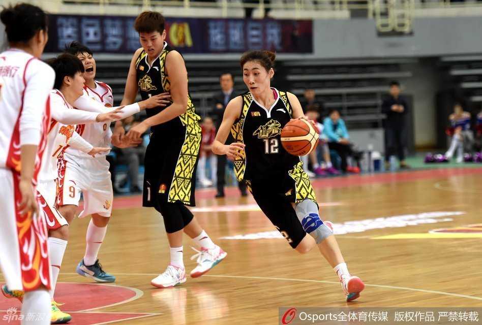 WCBA赛场上那些闪耀的玫瑰:从纪妍妍到孙梦然的巾帼传奇 赵志芳如闪电般发动快攻,运球重心极低,脸上写满了专注与坚定,身后的追防者只能望其项背。