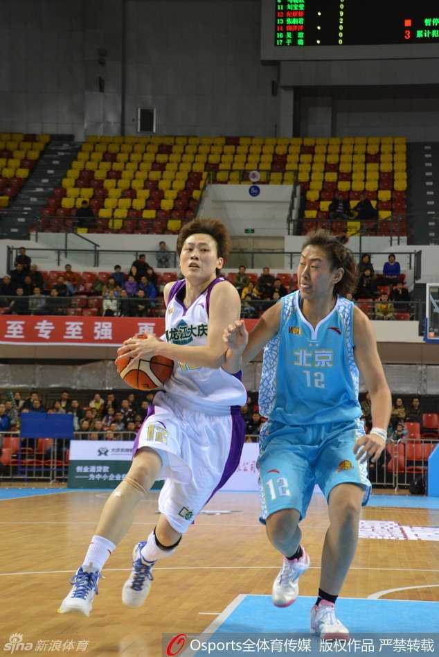 WCBA赛场上那些闪耀的玫瑰:从纪妍妍到孙梦然的巾帼传奇 纪妍妍面对贴身防守,毅然决然地起速突破,身体在空中形成一道优美的弓形,对手的拉扯也无法阻挡她前进的步伐。