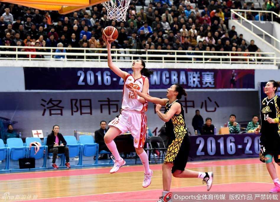 WCBA赛场上那些闪耀的玫瑰:从纪妍妍到孙梦然的巾帼传奇 孙梦然在高位拿球,做出投篮假动作点飞防守,随即运球一步寻找传给反跑切入队友的线路,准备送上助攻。