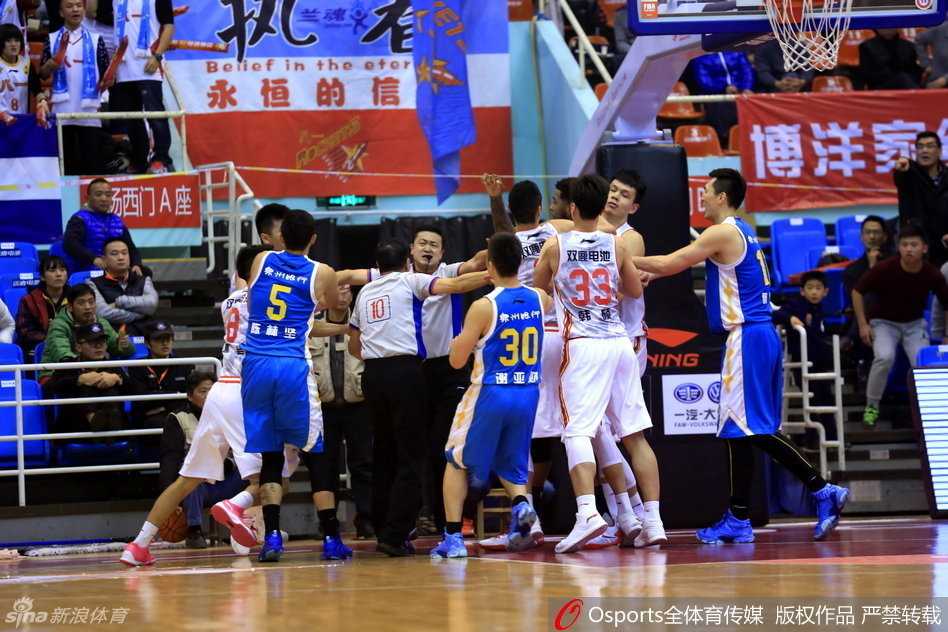 cba赛场爆发大规模冲突 八一福建上演全武行 冲突瞬间升级,双方球员迅速聚集,曹岩在人群中情绪激动,试图挥拳击打对方,场面极度混乱,裁判和队友奋力阻拦。