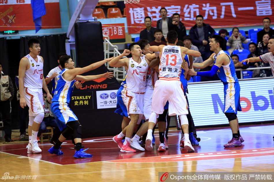 cba赛场爆发大规模冲突 八一福建上演全武行 八一队多名球员围住福建外援泰勒,双方剑拔弩张,裁判在人群中努力分隔双方,但情绪激动的球员已难以控制。