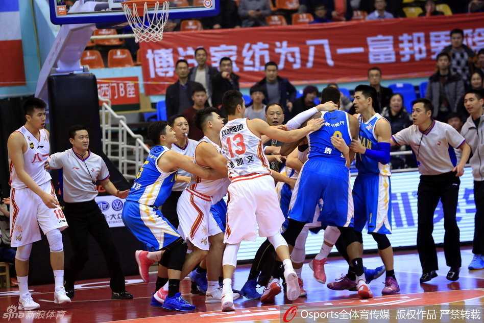 cba赛场爆发大规模冲突 八一福建上演全武行 场面彻底失控,众多球员和教练纠缠在一起,场边的安保人员奋力冲进场内试图维持秩序,但混乱仍在持续。