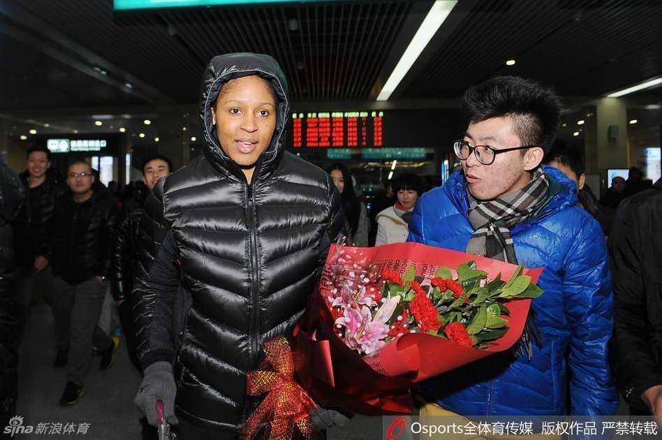 “不败女王”玛雅·摩尔王者归来,太原南站点燃山西球迷冬日激情 玛雅·摩尔微笑着拿出手机,与一位激动的中年男球迷进行自拍合影,身后的其他球迷也纷纷举起手机记录这追星时刻。