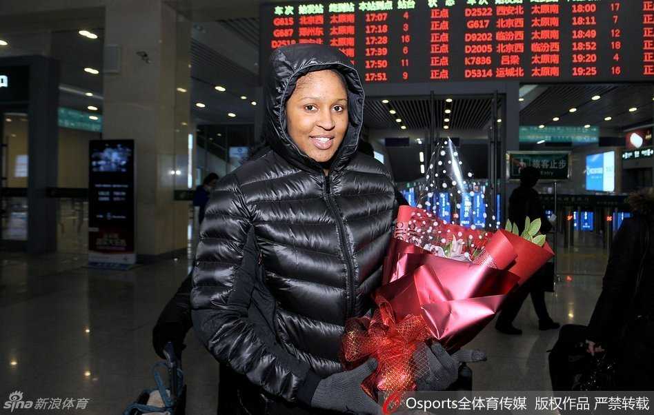 “不败女王”玛雅·摩尔王者归来,太原南站点燃山西球迷冬日激情 玛雅·摩尔走出车站通道,左手接过球迷的鲜花,右手竖起大拇指,仿佛在向所有山西球迷承诺将带领球队走出困境。