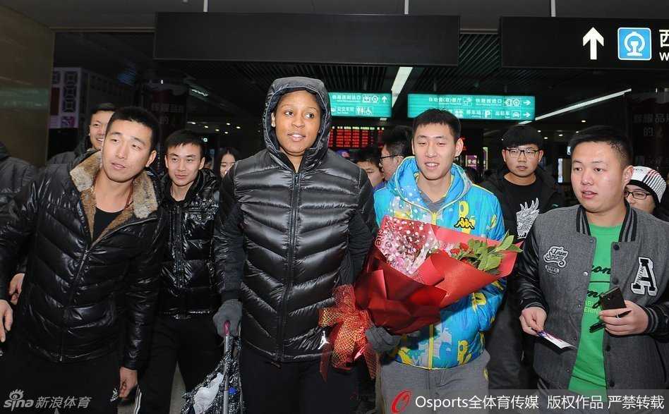 “不败女王”玛雅·摩尔王者归来,太原南站点燃山西球迷冬日激情 玛雅·摩尔走出太原南站,面带标志性微笑与热情迎接她的球迷挥手致意,眼神中充满回家的喜悦。