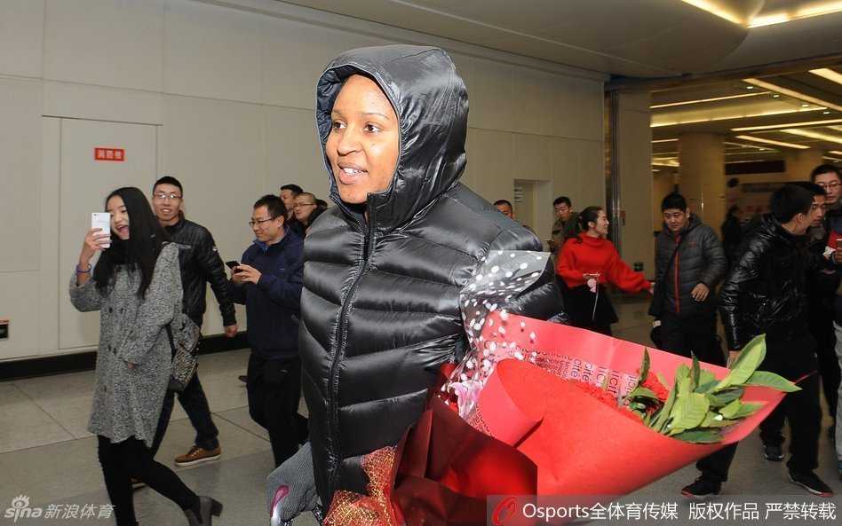 “不败女王”玛雅·摩尔王者归来,太原南站点燃山西球迷冬日激情 在球迷的簇拥下,玛雅·摩尔推着满载行李的推车走出机场,脸上依然挂着温柔而感激的笑容,仿佛一场盛大的欢迎仪式。