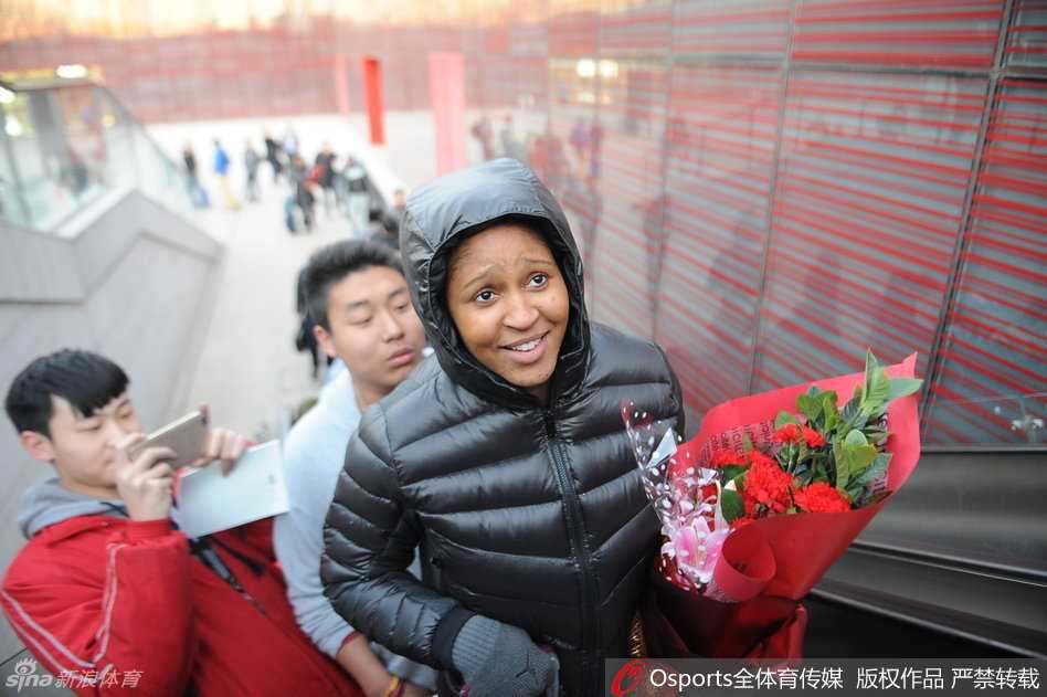 “不败女王”玛雅·摩尔王者归来,太原南站点燃山西球迷冬日激情 从历史画面切换到现实,玛雅·摩尔正专注地为热情的球迷在篮球鞋或球衣上签名,低垂的眼帘透露出对球迷要求的认真对待。