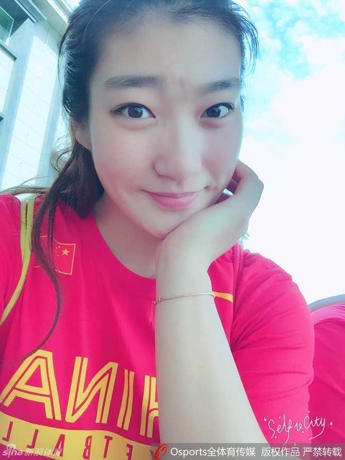 即便只是日常随拍，李梦也展现出时尚表现力，她戴着墨镜，嘴角微微上扬，透着一股酷酷的自信，仿佛在告诉世界：这就是我，既可霸气全开，也可美艳动人。