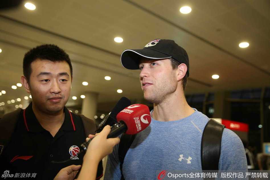 “寂寞大神”驾到:弗雷戴特携迷人微笑空降上海,新赛季誓言重塑大鲨鱼辉煌 身穿休闲装的弗雷戴特现身机场,面对镜头露出阳光般温暖的招牌笑容,眼神中闪烁着对新征程的无限憧憬与自信。