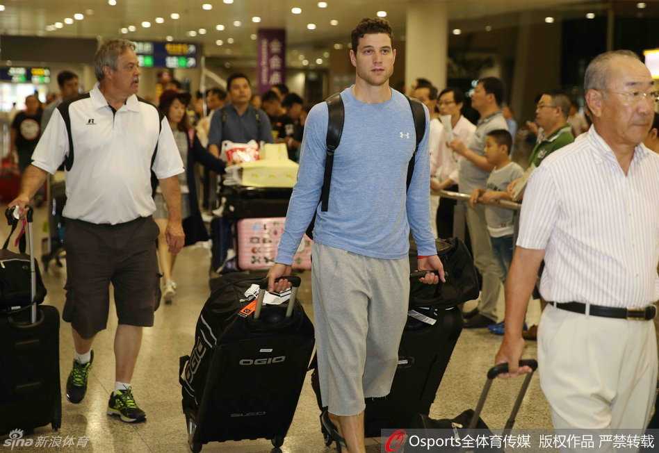 “寂寞大神”驾到:弗雷戴特携迷人微笑空降上海,新赛季誓言重塑大鲨鱼辉煌 在机场通道内,弗雷戴特被热情接机的球迷和媒体包围,他停下脚步侧耳倾听提问,侧脸的轮廓在灯光下显得深邃而俊朗,毫无巨星架子。