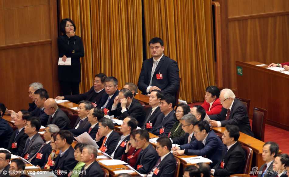 “小巨人”的大视野:姚明2016两会履职记 走出会场的姚明被记者们团团围住,成为全场的绝对焦点。他面带微笑,从容地应对着各种提问,尽显一位成熟政协委员的风采。