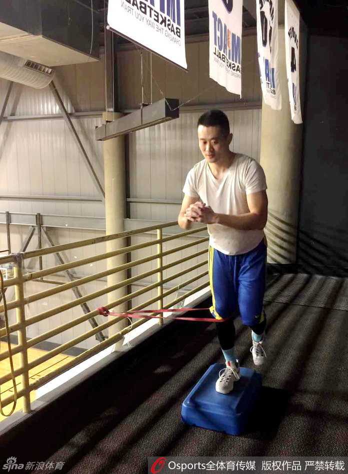 “小钢炮”的远征:许家晗美国特训记 特训期间的许家晗,眼神坚定,在美职篮级别的训练氛围中打磨技术,蓄力待发