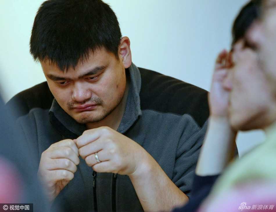 “高快组合”议体育:姚明刘翔两会聚焦改革与青少年发展 姚明在小组讨论中陷入沉思,他眉头微蹙,似乎正在为体育体制改革中的深层问题寻找破解之道。