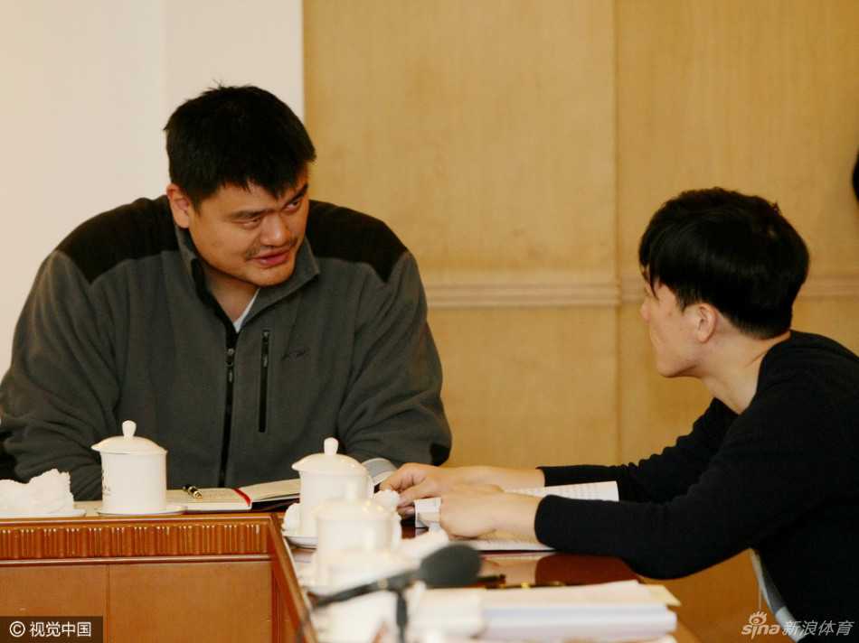 “高快组合”议体育:姚明刘翔两会聚焦改革与青少年发展 姚明与刘翔在两会体育小组讨论中相邻而坐,两人神情专注地交流着对中国体育发展的看法。
