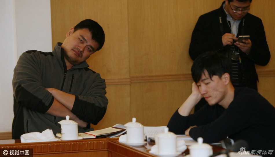 “高快组合”议体育:姚明刘翔两会聚焦改革与青少年发展 姚明和刘翔在政协会议间隙交谈,两人表情轻松,一个是篮坛巨人,一个是跨栏飞人,构成两会经典画面。