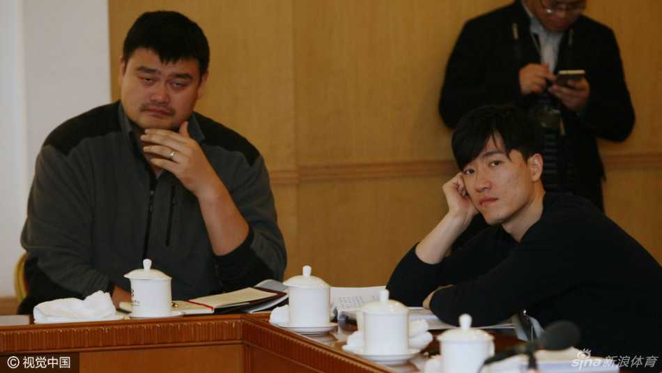 “高快组合”议体育:姚明刘翔两会聚焦改革与青少年发展 姚明与刘翔在小组讨论中面对面交流,两人虽然关注点不同,但对中国体育的未来同样满怀关切。
