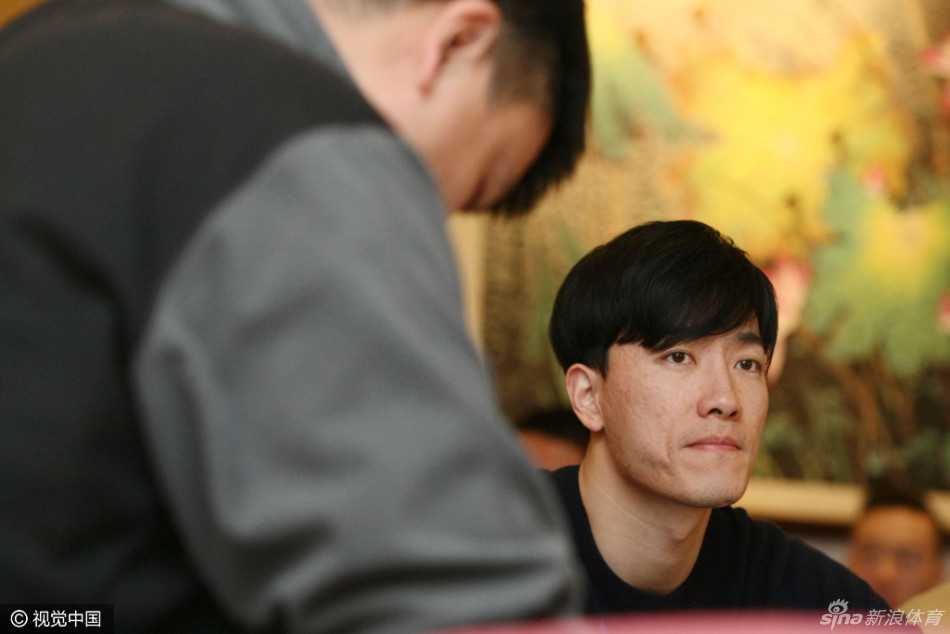 “高快组合”议体育:姚明刘翔两会聚焦改革与青少年发展 刘翔在会议间隙认真思考,作为曾经的顶级运动员,他对青少年体育教育的缺失感触颇深。