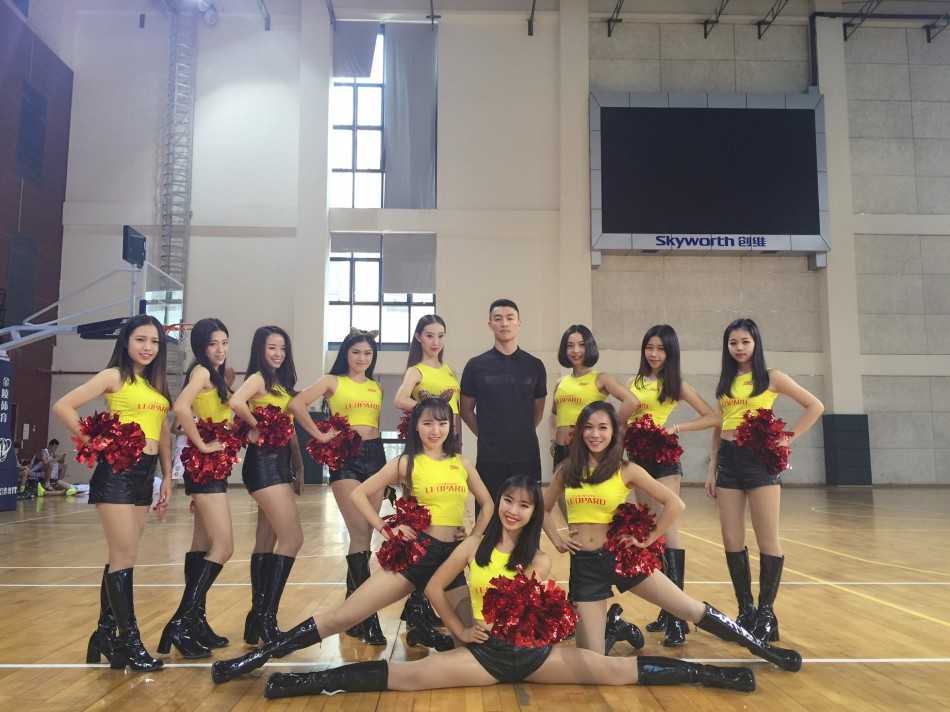 深圳烈豹队锋线四位悍将并排站立，他们分别是顾全、代怀博、李慕豪和张凯，四人表情轻松，展现出球队深厚的国内球员阵容。