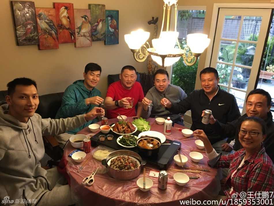 万里之外的家宴易建联王仕鹏携众友美国相聚共饮国酒叙旧情 餐桌中央摆满地道家乡菜,王仕鹏与易建联等人笑容满面地围坐,异国他乡的年味与温情满溢