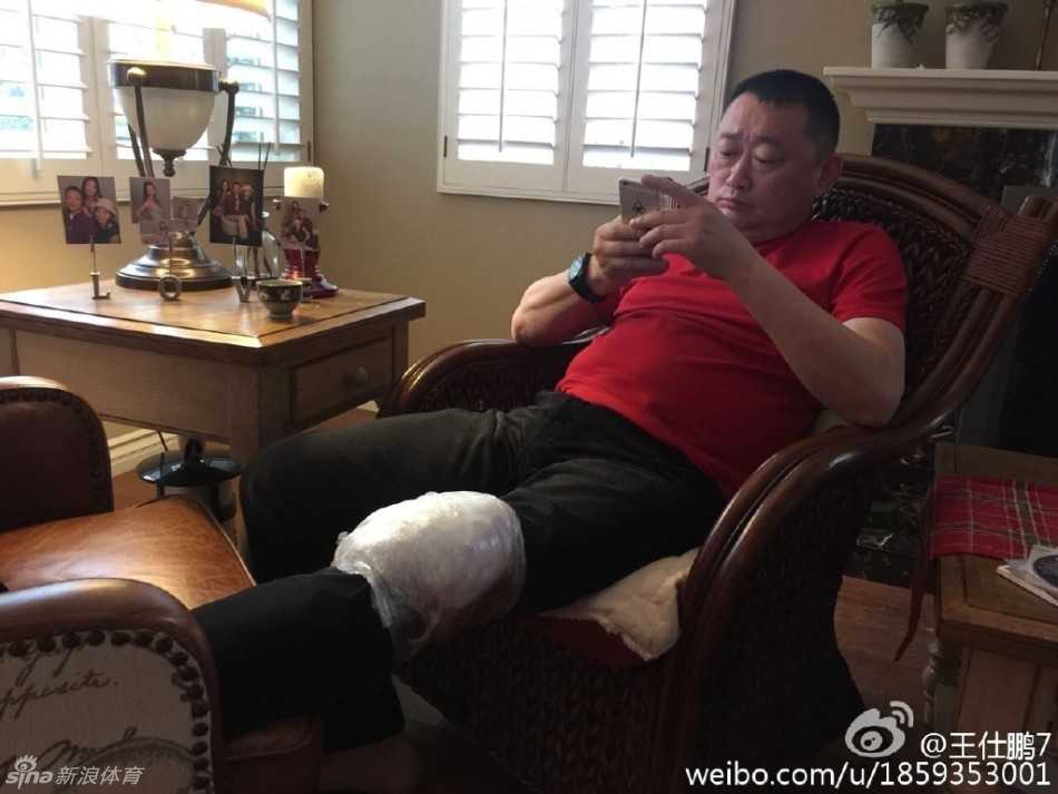 万里之外的家宴易建联王仕鹏携众友美国相聚共饮国酒叙旧情 刘宏疆面带微醺红润,举杯敬向镜头,身前茅台酒瓶已空大半,尽显老友相聚不醉不归的豪爽