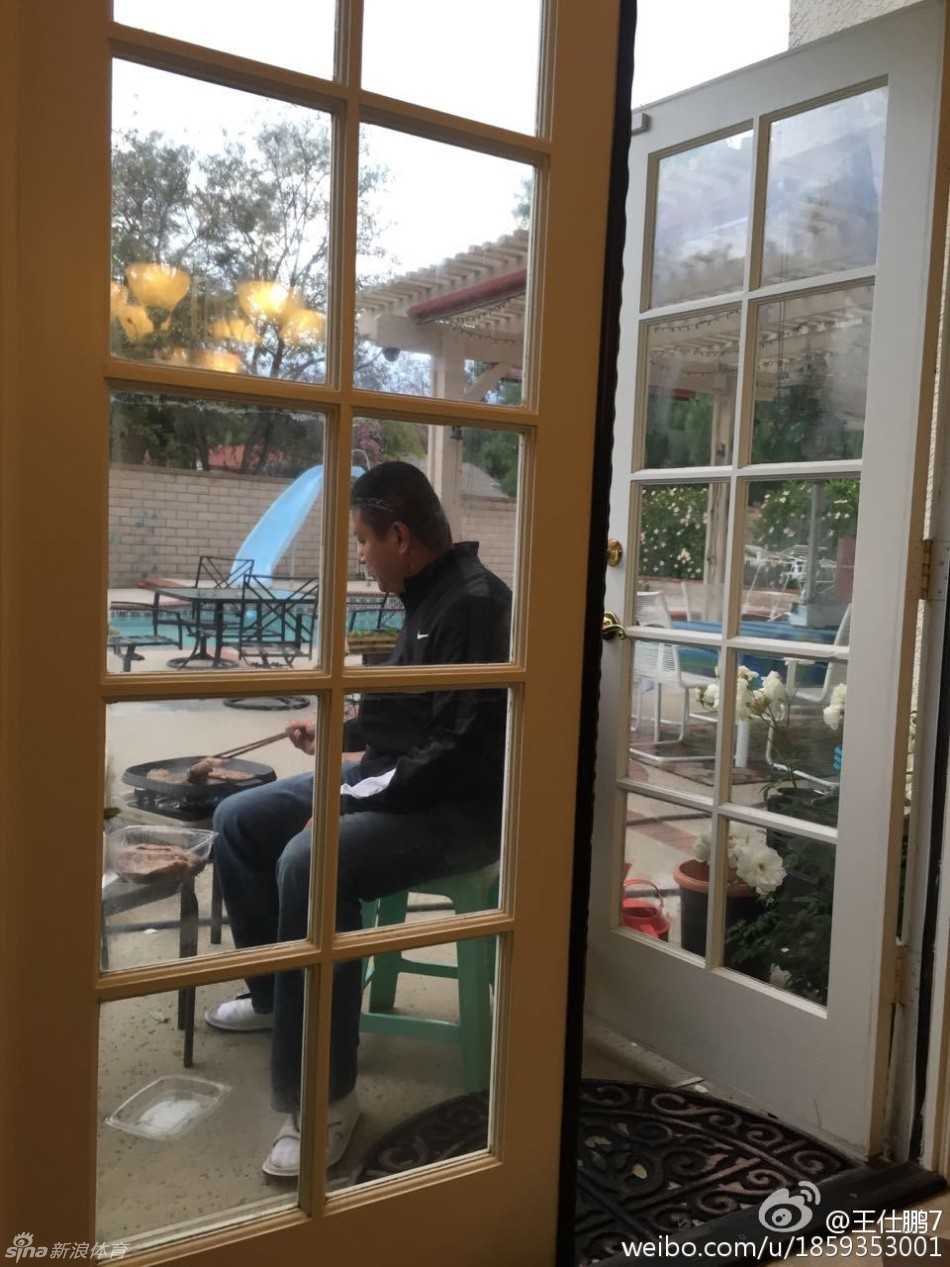 万里之外的家宴易建联王仕鹏携众友美国相聚共饮国酒叙旧情 王仕鹏悄悄举手机抓拍,捕捉到易建联低头夹菜与友人侧耳倾听的生动神情,席间谈笑声仿佛溢出画面