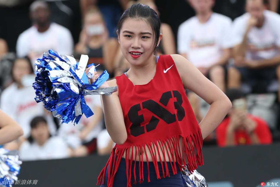 三人篮球赛场升温,篮球宝贝热舞点燃羊城激情 比赛结束后,啦啦宝贝们仍在场边合影留念,她们身后的球场灯光依旧明亮,定格下这个因篮球和舞蹈而格外美丽的夜晚。