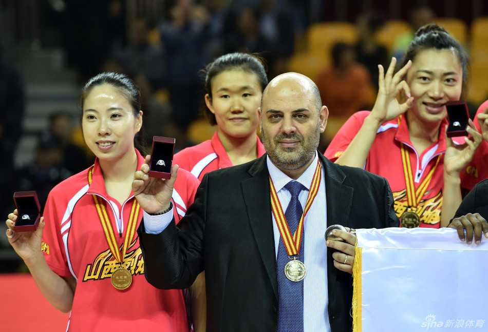 三冠王朝荣耀绽放 山西女篮新主场升起不朽旗帜 球场上空,崭新的第三面总冠军旗帜缓缓升起,与另外两面旗帜并肩高悬,无声地诉说着这支球队三年来的辉煌征程。