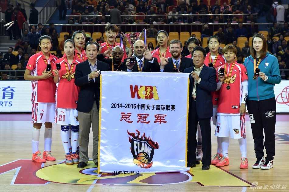 三冠王朝荣耀绽放 山西女篮新主场升起不朽旗帜 山西女篮的姑娘们身着白色战袍,在新主场紧紧相依,一张充满欢笑的全家福定格了她们开启新赛季的喜悦与团结。