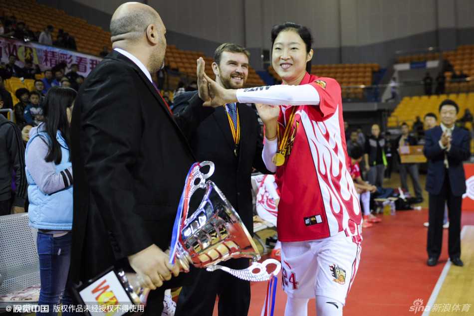 三冠王朝荣耀绽放 山西女篮新主场升起不朽旗帜 颁奖典礼上,一位队员低头深情凝视手中的冠军戒指,那专注的神情仿佛在回味上个赛季每一个拼搏的日夜。
