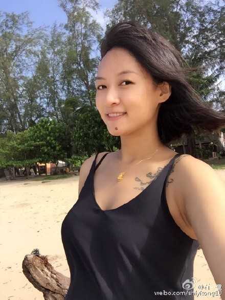 三十而已再出发,篮坛“江疏影”石一童的华丽转身 身着便装的石一童站在镜头前,身姿挺拔如松,一双大长腿格外吸睛,清冷的目光中透露出职业球员独有的坚毅与果敢。